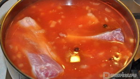 запеченные свиные ребрышки в томатном маринаде