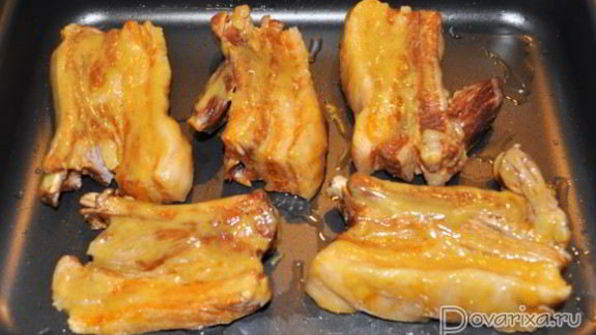 запеченные свиные ребрышки в томатном маринаде