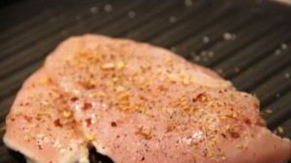 жареная грудка на сковороде