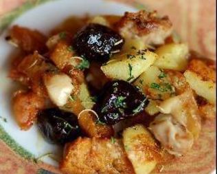Жаренная курица с картошкой и черносливом