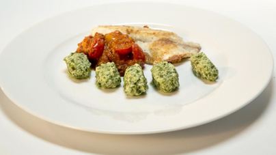 Ньокки из шпината с тилапией в томатном соусе