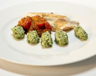 Ньокки из шпината с тилапией в томатном соусе