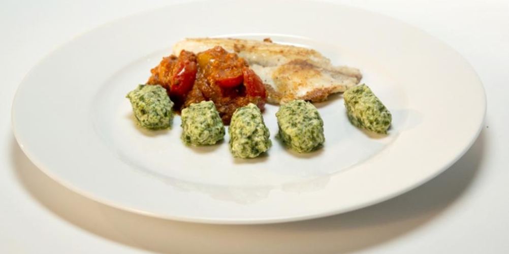 Рецепт ньокки из шпината с тилапией в томатном соусе