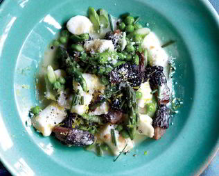 Ньокки со сморчками в соусе из голубого сыра