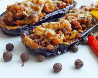 Баклажаны, фаршированные овощами, мясом и орехами