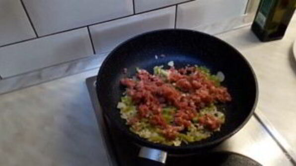 баклажаны, фаршированные овощами, мясом и орехами