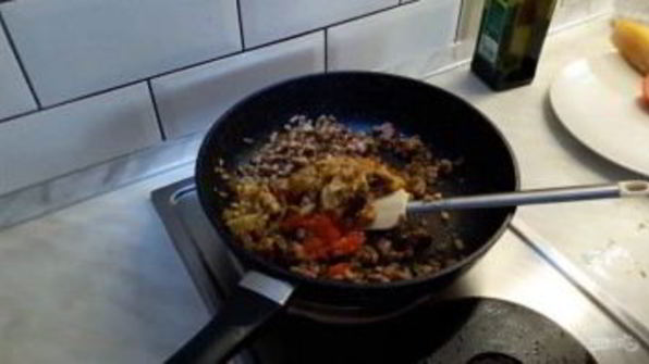 баклажаны, фаршированные овощами, мясом и орехами