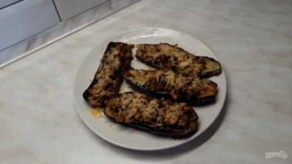 баклажаны, фаршированные овощами, мясом и орехами