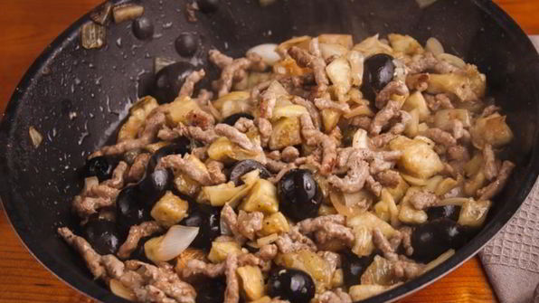 баклажаны, фаршированные рубленой говядиной и каперсами