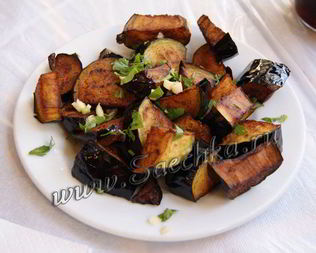 Баклажаны, жареные с чесноком и зеленью