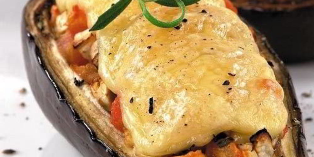 Рецепт фаршированные баклажаны-лодочки под сыром