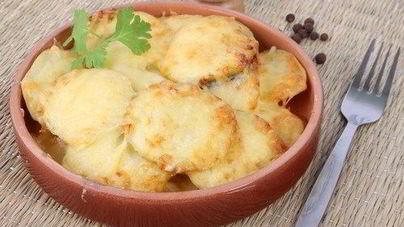 Гратен из батата со сливками и пармезаном