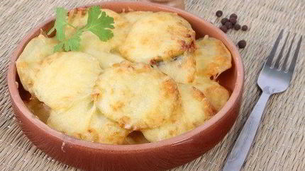 Гратен из батата со сливками и пармезаном