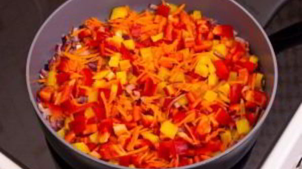 кабачки, тушенные с болгарским перцем