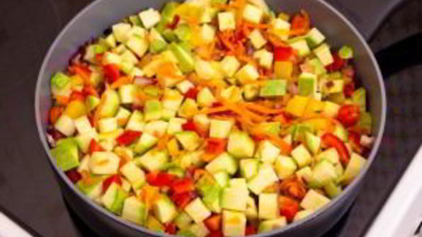 кабачки, тушенные с болгарским перцем