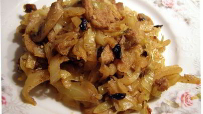 Капуста, тушеная с грибами, свининой и барбарисом