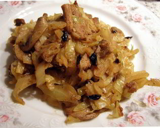 Капуста, тушеная с грибами, свининой и барбарисом