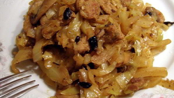 капуста, тушеная с грибами, свининой и барбарисом