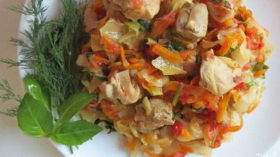 Капуста, тушенная с курицей и помидорами