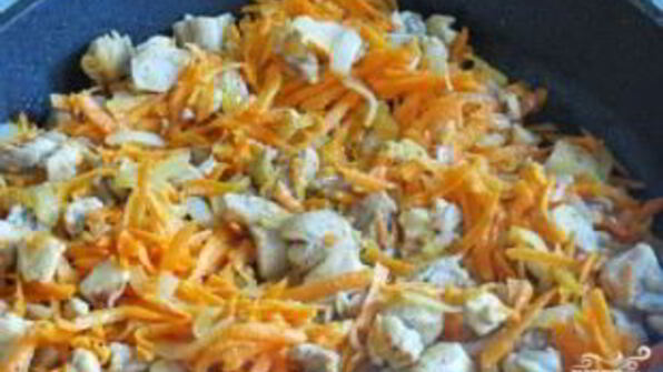 капуста, тушенная с курицей и помидорами