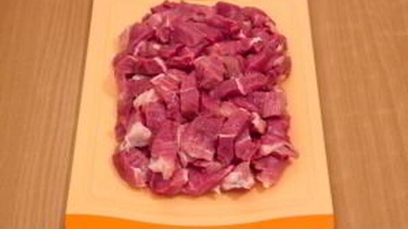 капуста, тушенная со свининой и помидорами