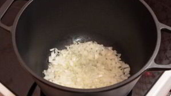 капуста, тушенная со свининой и помидорами