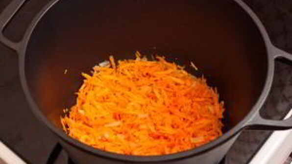 капуста, тушенная со свининой и помидорами