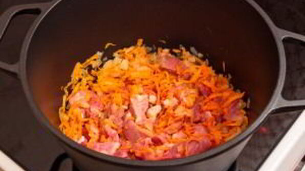 капуста, тушенная со свининой и помидорами