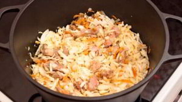 капуста, тушенная со свининой и помидорами