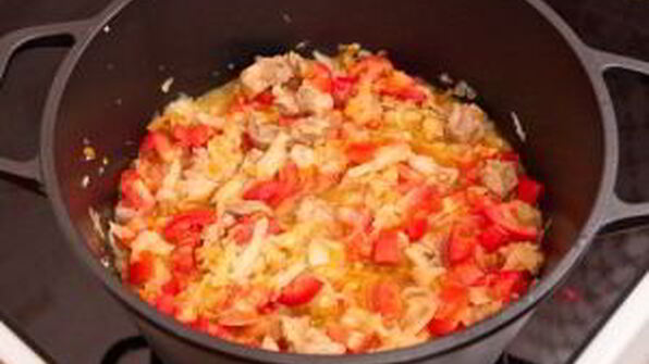 капуста, тушенная со свининой и помидорами