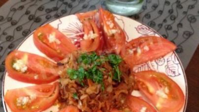 Капуста жареная с помидорами и чесноком