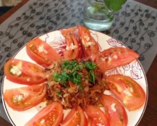Капуста жареная с помидорами и чесноком