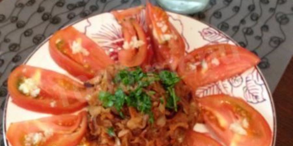 Рецепт капуста жареная с помидорами и чесноком
