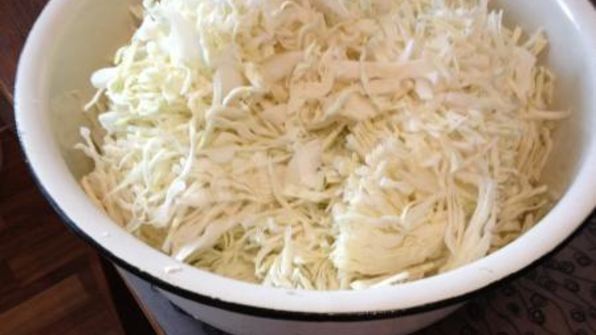 капуста жареная с помидорами и чесноком