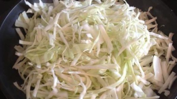 капуста жареная с помидорами и чесноком