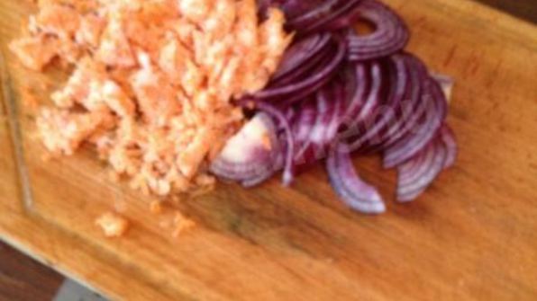 капуста жареная с помидорами и чесноком