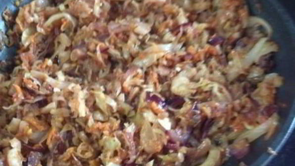 капуста жареная с помидорами и чесноком