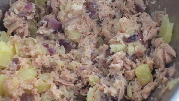 картофель, фаршированный тунцом