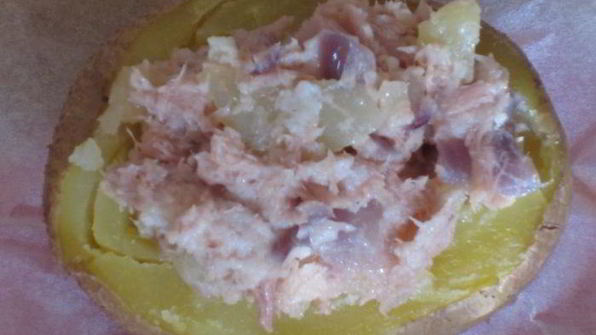 картофель, фаршированный тунцом