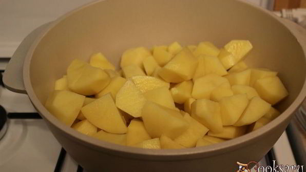 картофель с говяжьей тушенкой