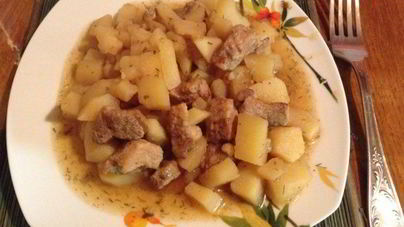 Картофель тушеный со свининой в мультиварке