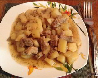 Картофель тушеный со свининой в мультиварке