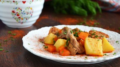 Картошка с мясом тушеная в кастрюле