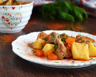 Картошка с мясом тушеная в кастрюле