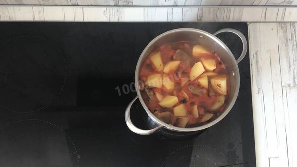 картошка с мясом тушеная в кастрюле