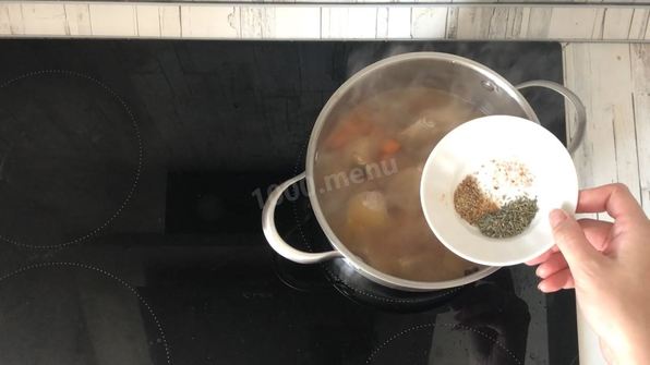 картошка с мясом тушеная в кастрюле