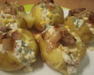 Молодой картофель, фаршированный беконом и кукурузой