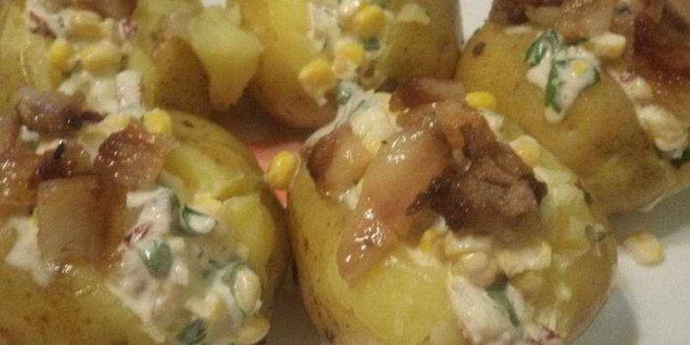 Рецепт молодой картофель, фаршированный беконом и кукурузой