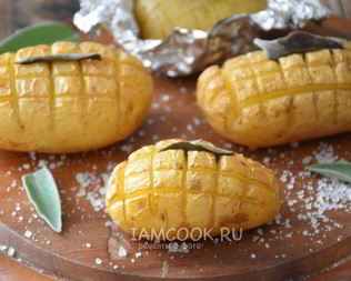 Молодой картофель, запеченный в фольге в духовке