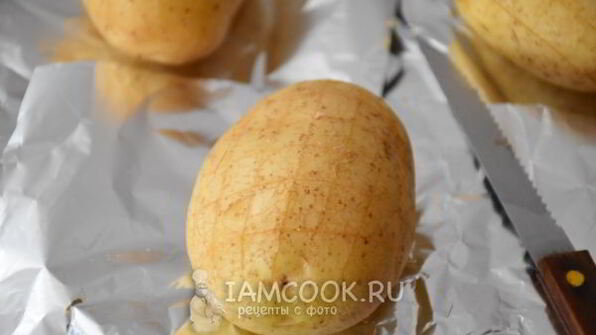 молодой картофель, запеченный в фольге в духовке